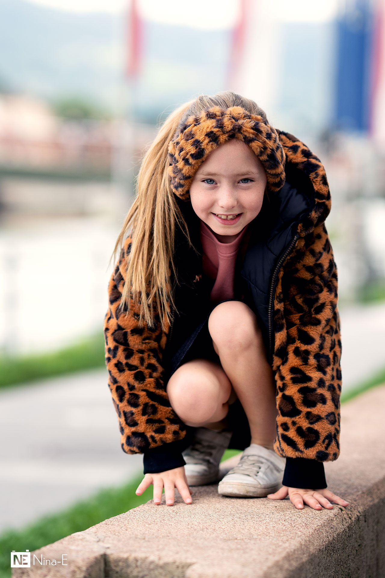 Portrait von Mädchen an Salzach