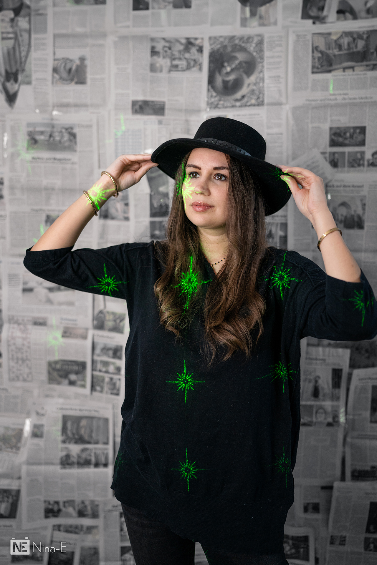 Frau mit Hut, Laser wirft ein Muster aus Licht in ihr Gesicht