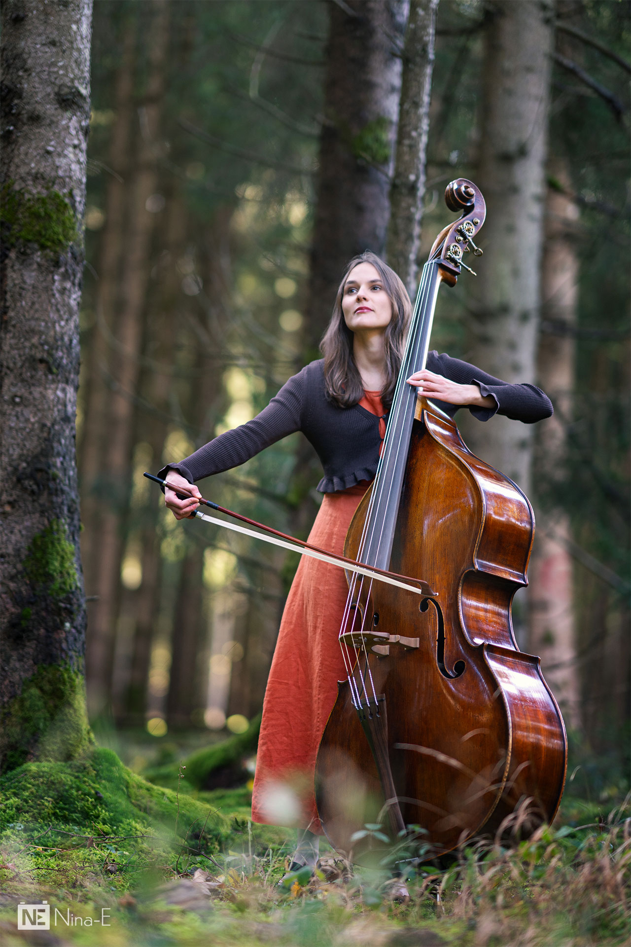 Portrait mit Kontrabass im Wald