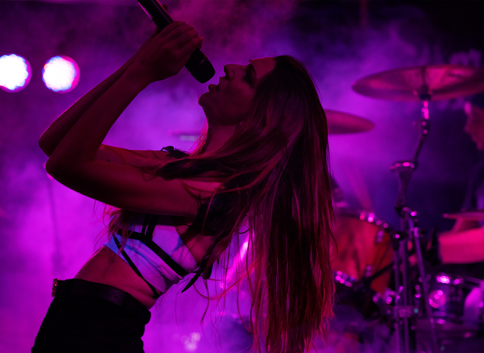 Sängerin zurückgelehnt