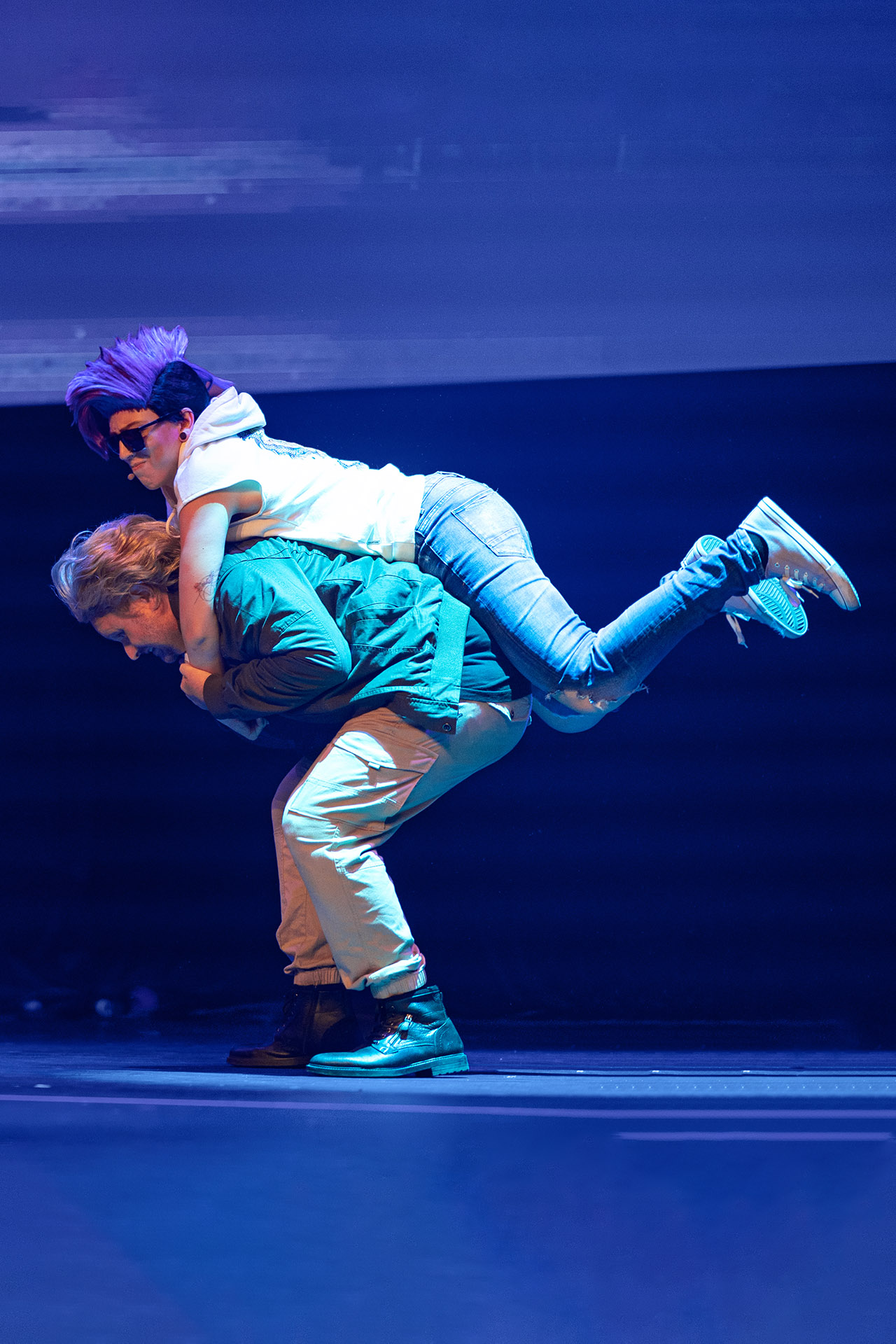 Shorter springt auf Rücken von Arthur