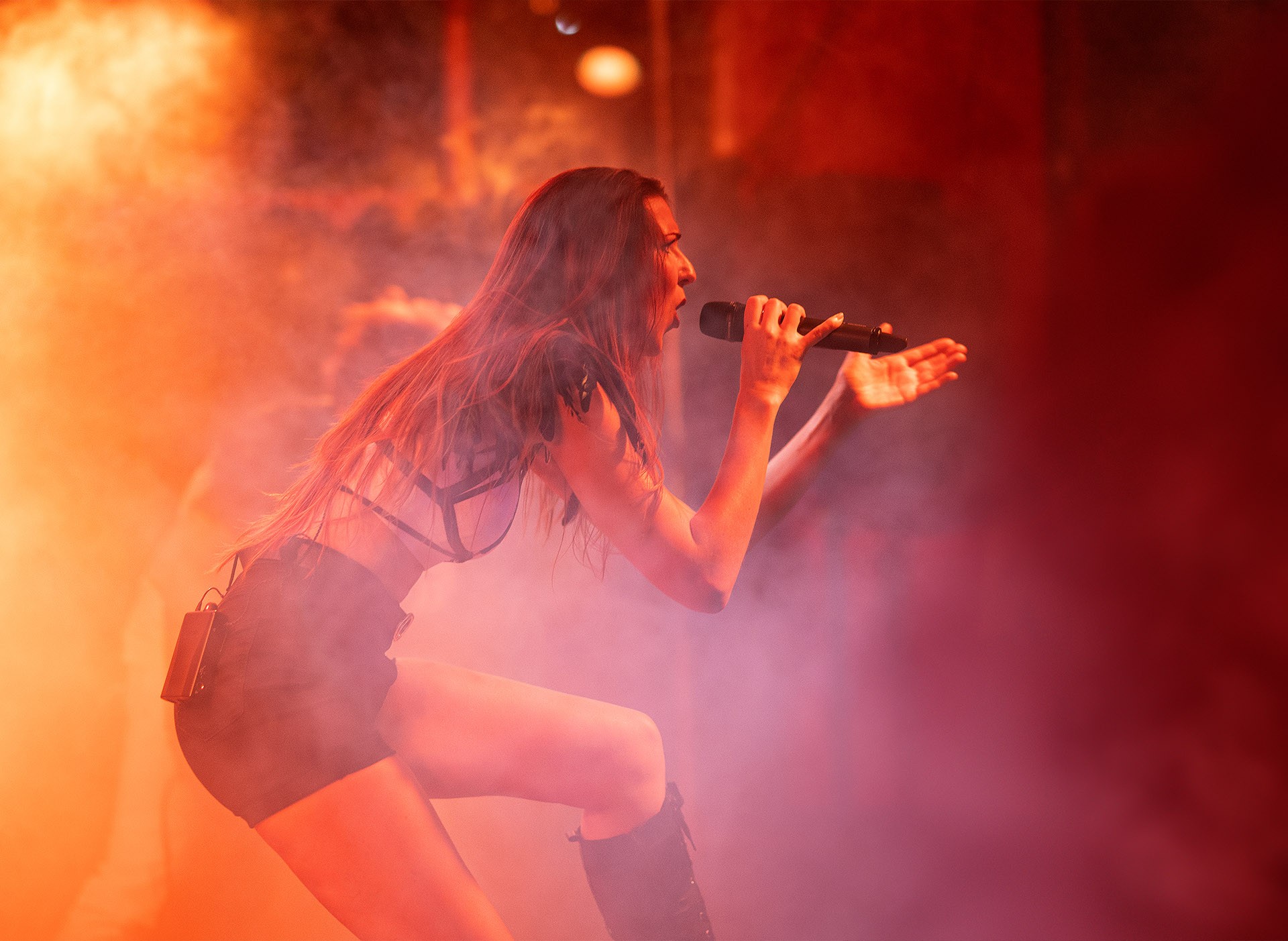 Sängerin umhüllt von Nebel