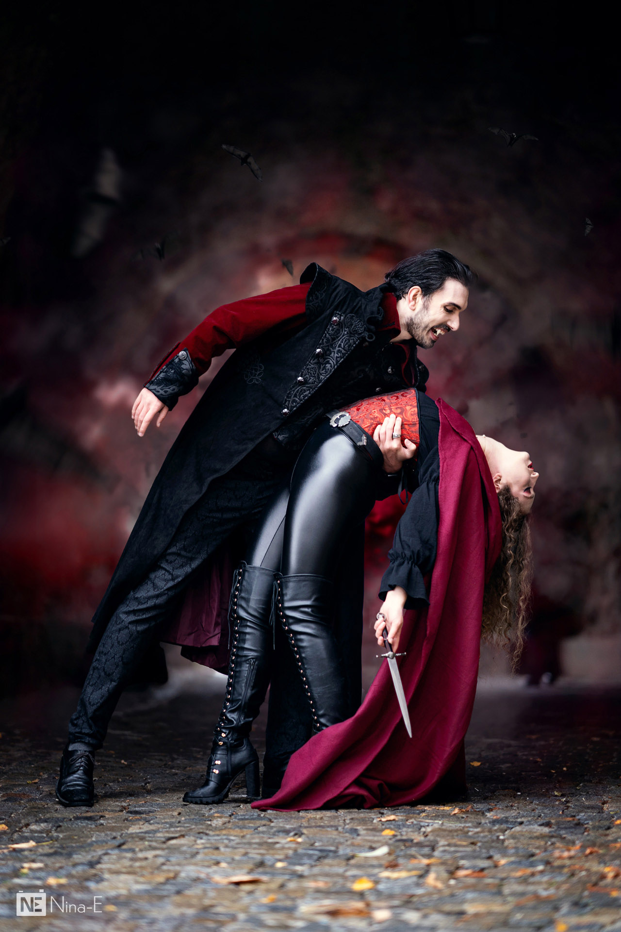 Vampir kämpft gegen Vampir-Jägerin – David @sir8davren und Lia @lia_khaley