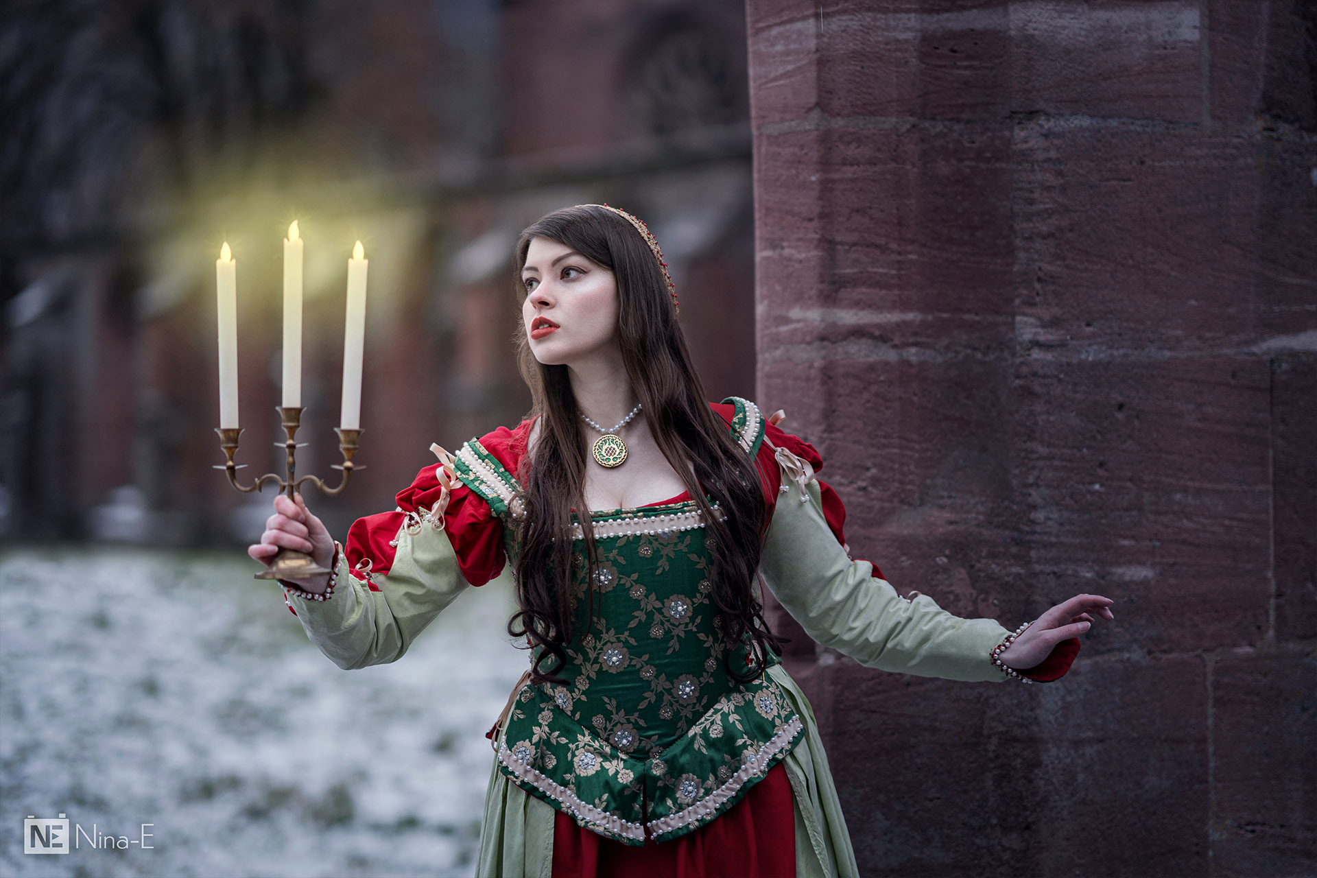 mittelalterliche Nobelfrau mit Kerzenständer