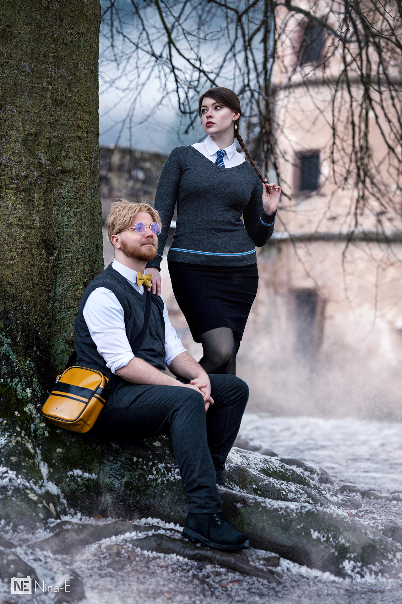 Magierin und Zauberer stehen unter einem Baum am Campus