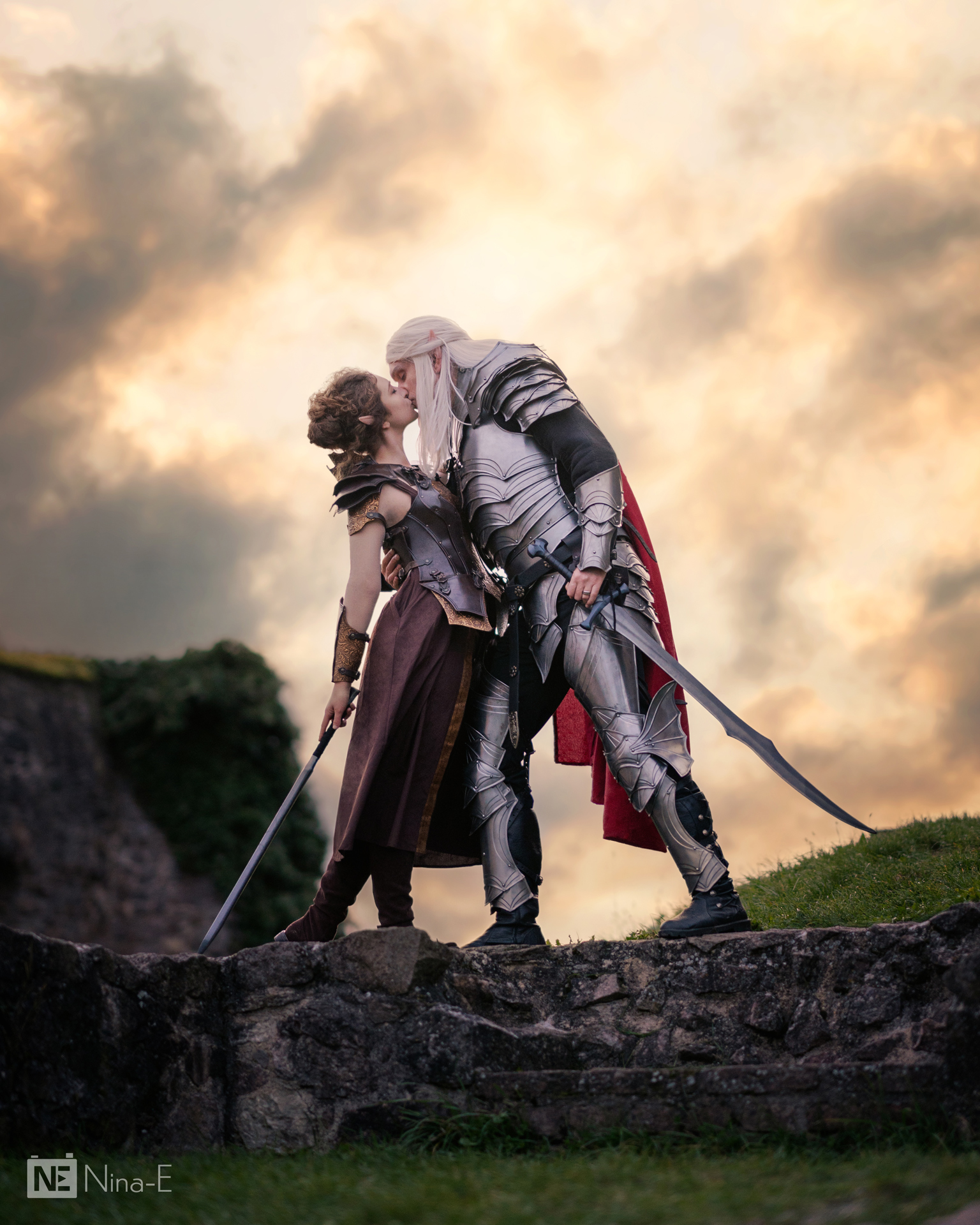 Dramatischer Kuss zwischen der Kriegerin und dem Ritter