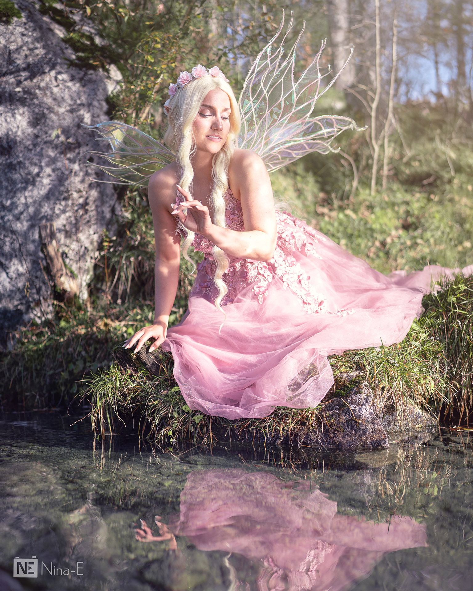 Frau in rosa Kleid im Wald