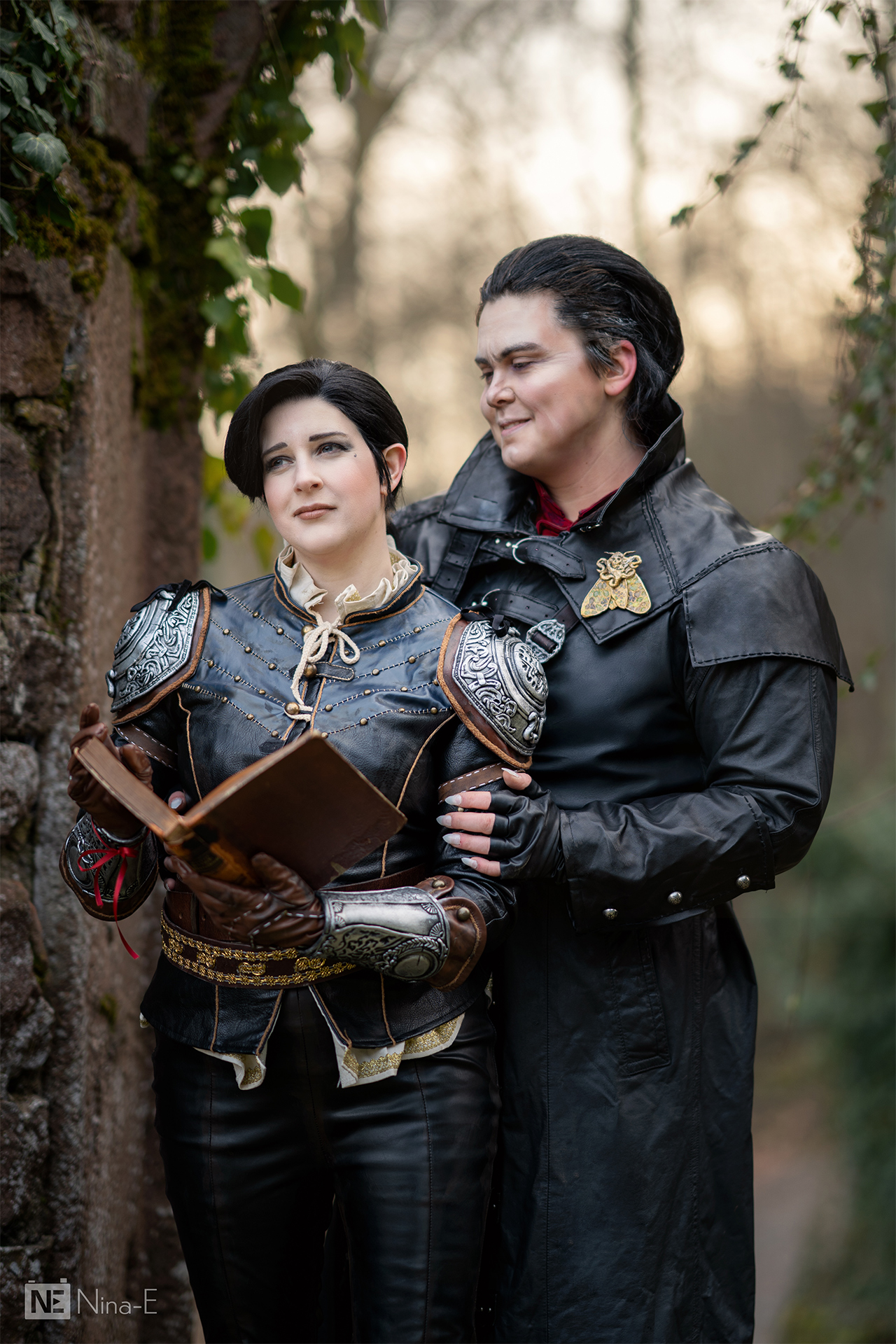 Syanna ließt Dettlaff aus Buch vor