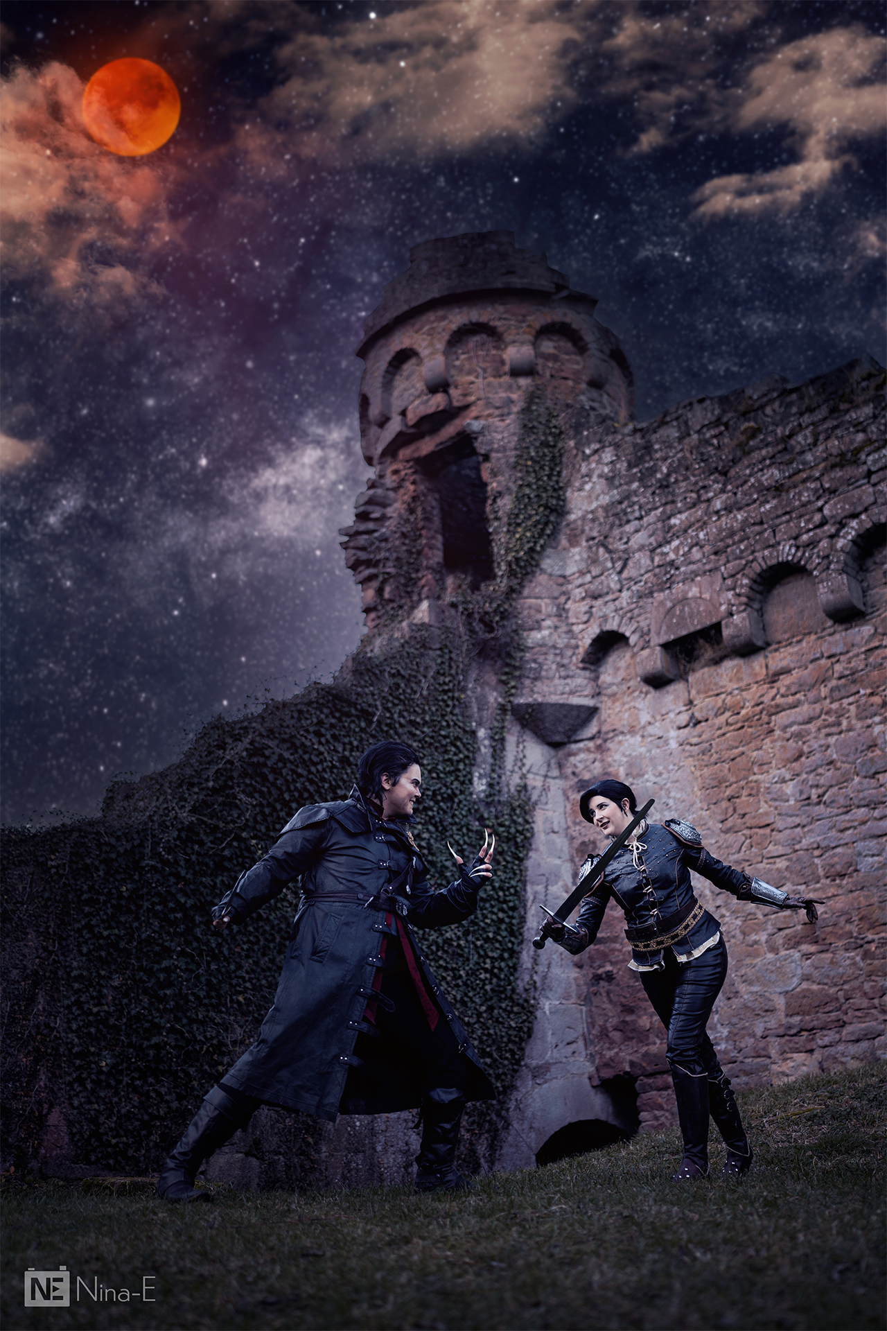 Syanna und Dettlaff kömpfen gegeneinander spielerisch